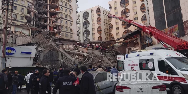 Korban Tewas Akibat Gempa Turki Sentuh 1.200 Jiwa