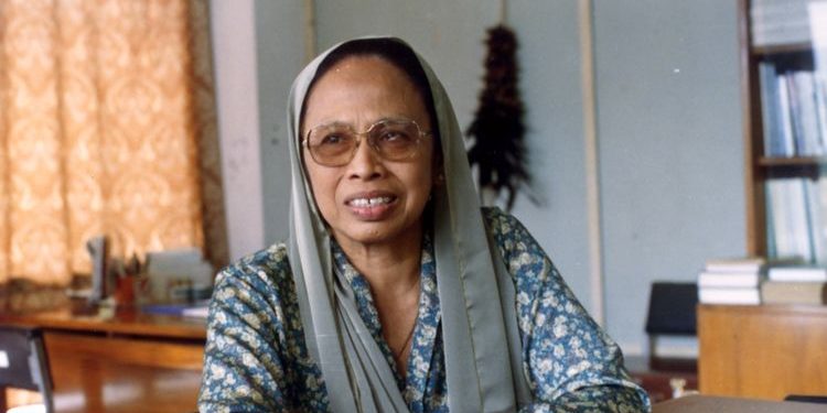 Siti Baroroh Baried, Profesor Perempuan Pertama di Indonesia
