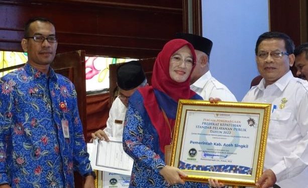 Ombudsman Aceh Serahkan Penghargaan Atas Kepatuhan Pemerintah Daerah