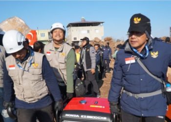 Tim EMT MDMC Bersama dengan Tim Lazismu Membantu Penyintas di Lokasi Kejadian