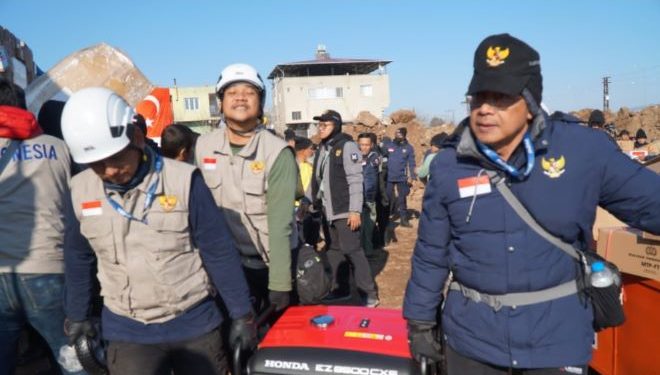 Tim EMT MDMC Bersama dengan Tim Lazismu Membantu Penyintas di Lokasi Kejadian