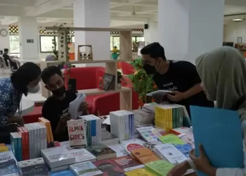 Bazar Buku “Kamu Pilih, Perpus yang Bayar”