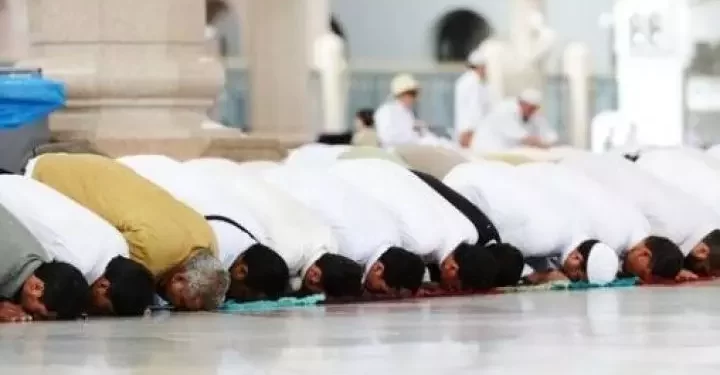 Ustadz Adi Hidayat Jelaskan Cara Nabi Muhammad Shalat Tarawih