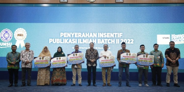 Rektor UMSU Serahkan Rp 3 Miliar Insentif Publikasi Ilmiah