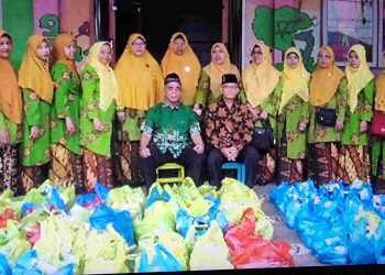 ‘Aisyiyah Tanjung Sari Berbagi Paket Kebutuhan Pokok untuk Warga
