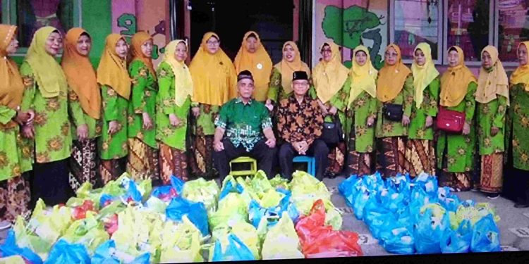 ‘Aisyiyah Tanjung Sari Berbagi Paket Kebutuhan Pokok untuk Warga