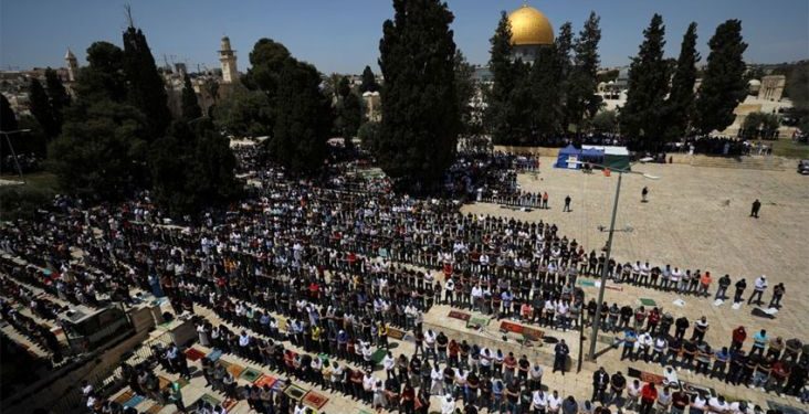 Tak Peduli Larangan Israel, 250 Ribu Warga Palestina Salat Jumat di Masjid Al-Aqsa