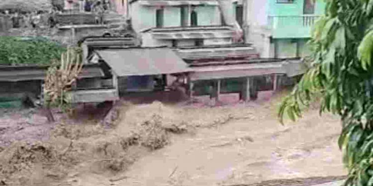 Hujan Deras Sejak Pagi di Tanah Karo, Air Bah Landa Kawasan Sambahe