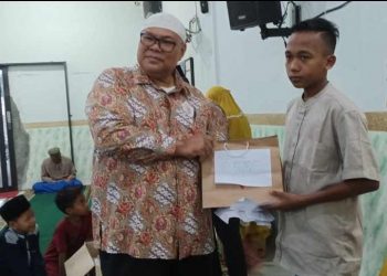 PRM & Masjid Taqwa Bandar Selamat Bagikan Baju Baru dan Mukena kepada Jamaah