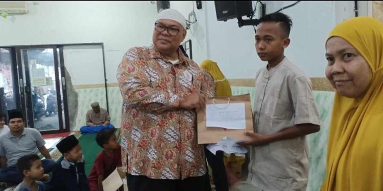 PRM & Masjid Taqwa Bandar Selamat Bagikan Baju Baru dan Mukena kepada Jamaah
