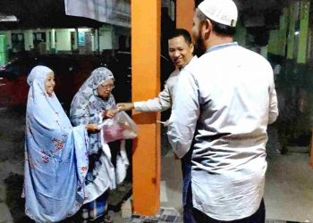 Subuh, Lazismu Aceh Tenggara Berbagi Minyak dan Bumbu Dapur.