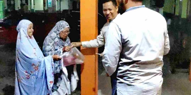 Subuh, Lazismu Aceh Tenggara Berbagi Minyak dan Bumbu Dapur.