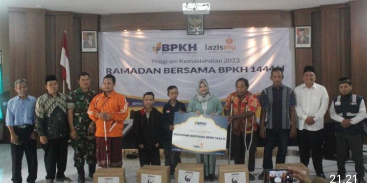 Lazismu DIY & BPKH RI bagikan 1000 Al Quran & Paket Sembako kepada Kaum Dhuafa
