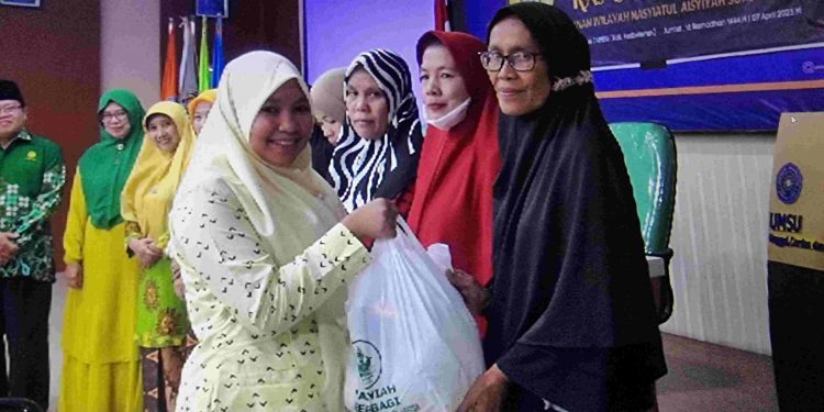 Nasyiatul Aisyiyah Sumut Berbagi Santuni 100 Fakir Miskin