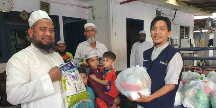 LazisMu PCIM Kuala Lumpur Serahkan 450 Paket Santunan Ramadan