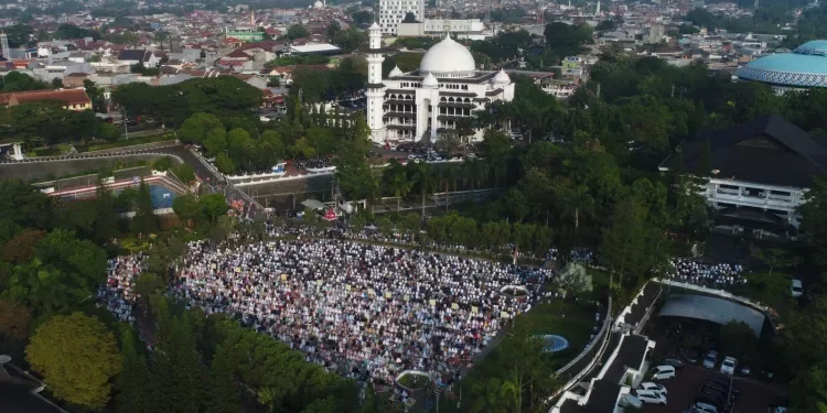 Ahmad Najib Burhani Dorong Internalisasi Nilai Kemanusiaan Global dalam Khutbah Idul Fitri di UMM