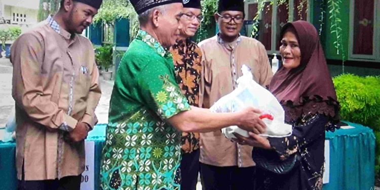 Mutiara Meraih Berkah SMPM-3 Tanjung Sari Salurkan 380 Paket Ramadan