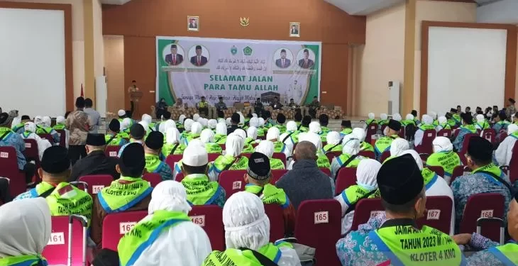 Kakanwil Kemenag Sumut Lepas Keberangkatan Kloter 04 ke Tanah Suci