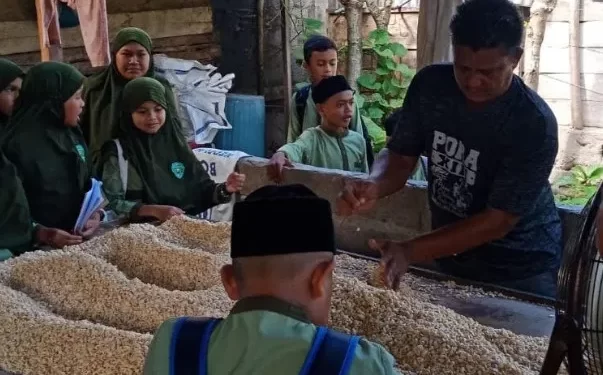 SDIT Muhammadiyah Manggeng, Aceh : Menggali Inspirasi, Mini Trip ke ‘Home Industri’