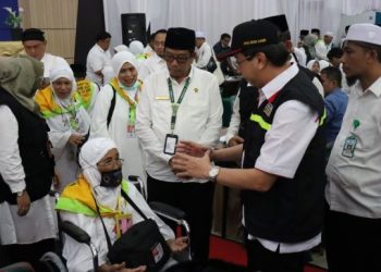 Kisah Pengabdian Petugas, Membantu Jemaah Haji Lansia Bersuci