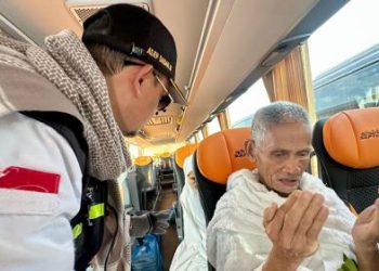 Petugas Naik Bus di Bir Ali, Pandu Jemaah Haji Lansia Niat Ihram