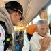 Petugas Naik Bus di Bir Ali, Pandu Jemaah Haji Lansia Niat Ihram