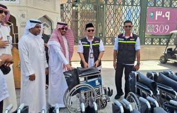 PPIH Terima Bantuan Kursi Roda dari Pengurus Masjid Nabawi