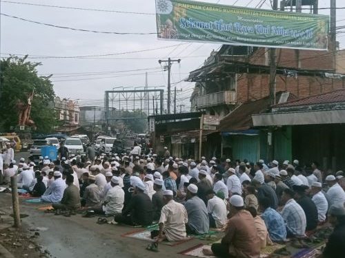 Dr. Anhar Khatib Salat Idul Adha di Padangsidimpuan, Jamaah Mbludak