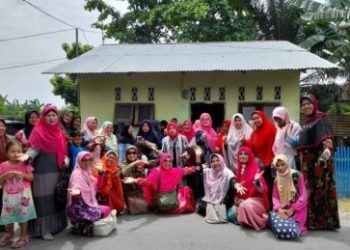 Keluarga Besar Aisyiyah Sumut Berbagi Rendang dengan Masyarakat Pantai Labu