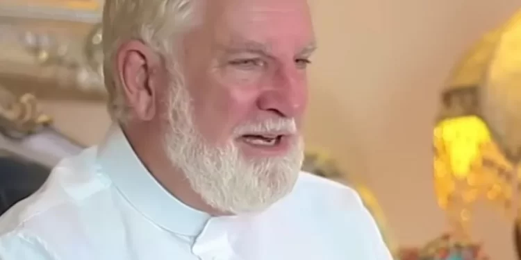 Pendeta Ini Masuk Islam Karena Perlakuan Muadzin dan Jamaah Masjid di Arab