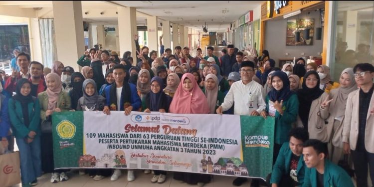 UNMUHA Sambut 109 Mahasiswa Program PMM Angkatan Ke-3 di Bandara SIM