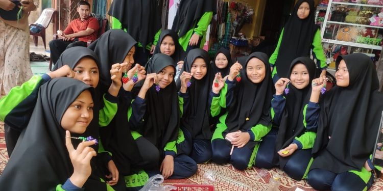 Program Unggulan Madrasah : Pembelajaran Luar Kelas yang Seru untuk Santri