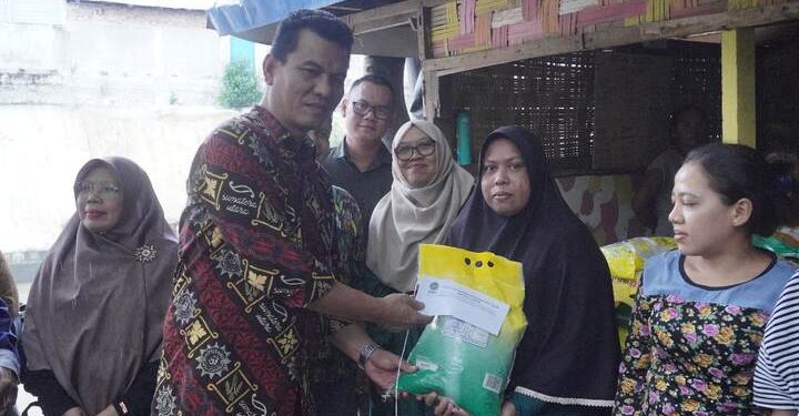 Fakultas Hukum UMSU Serahkan Bantuan kepada Masyarakat Korban Banjir