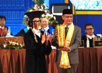 Haedar Nashir Terima Anugerah Hamengkubuwono IX dari UGM