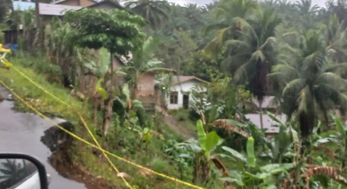 Badan jalan nasional Padangsidimpuan-Sibolga amblas