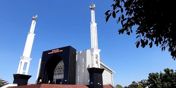 Pasangan Suami Istri ini Diwisuda dari Program Doktor UAD Bersamaan