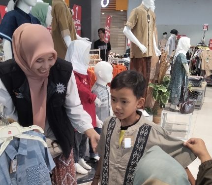 Puluhan Anak Yatim dan Dhuafa Berbelanja Baju Lebaran Bersama Lazismu Pematangsiantar