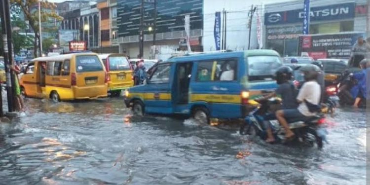 Gawat ! Medan Banjir, Warga Banyak yang Terjebak Macet