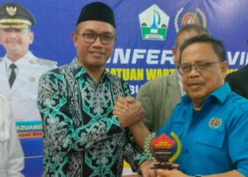 PWI Biruen Anugerahkan Tokoh Pendidikan Kepada Ketua PDM dr. Athaillah A. Latief
