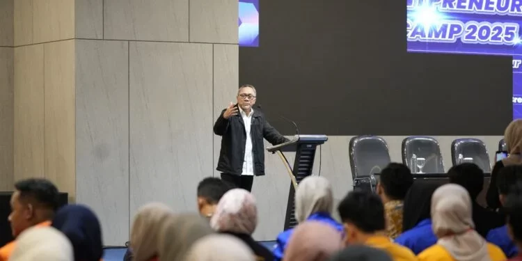 Bangkitkan Ekonomi  Generasi Muda dalam Studentpreneur Bootcamp 2025
