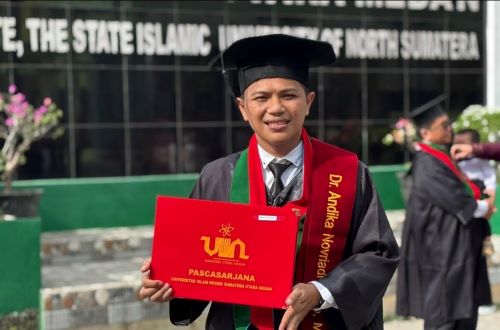 Andi Novriadi Cibro Alumni Pesantren Darul Arafah Raih Predikat Cumlaude pada Wisuda S3 UINSU