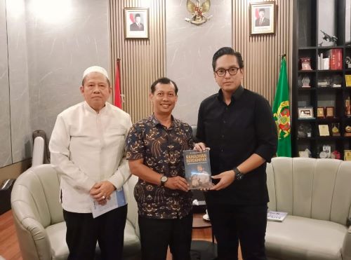 Akademisi UMSU Serahkan 50 Buku Etika di Jalan Raya kepada Walikota Medan
