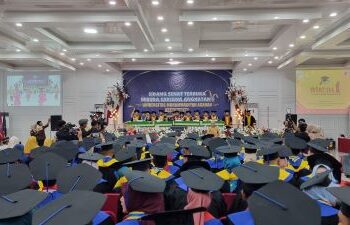 Rektor UMSU Beri Beasiswa Kepada Annisa Suryani Putri, Lulusan Terbaik UMMAS Asahan