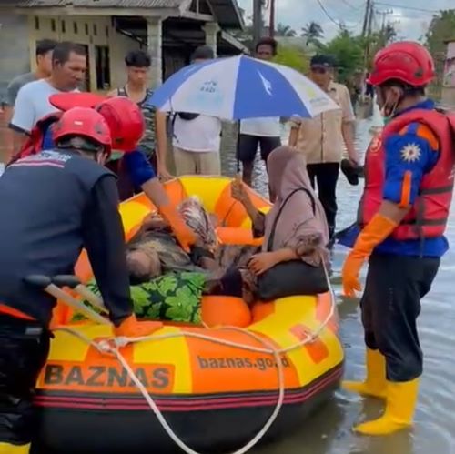 MDMC Sumatera Utara Evakuasi Pasien Korban Bencana Langkat ke Rumah Sakit
