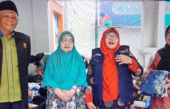 10 Ton Pakaian Layak Pakai Disortir, Relawan Aisyiyah Bekerja di Pos Tanggap Bencana
