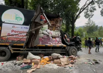 Truk Pengangkut Bantuan PWM DKI Kecelakaan di Padang
