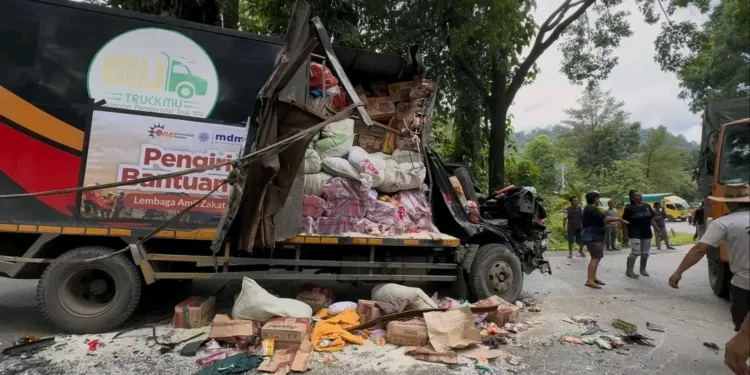 Truk Pengangkut Bantuan PWM DKI Kecelakaan di Padang