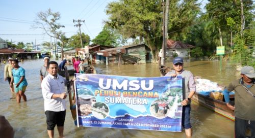 Aksi Peduli UMSU Tembus Desa Terisolir Banjir di Tanjungpura Via Sampan Nelayan