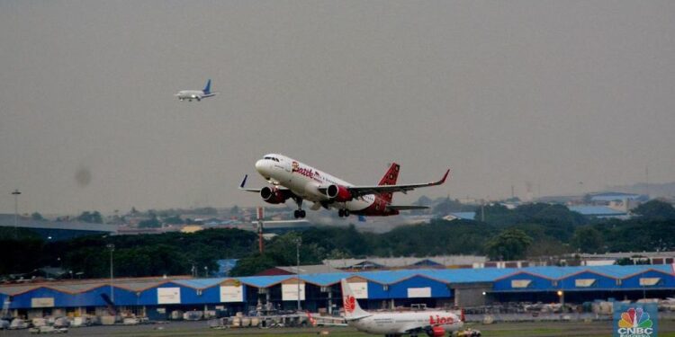 Kenapa Penumpang Pesawat Domestik Turun Tapi Internasional Naik