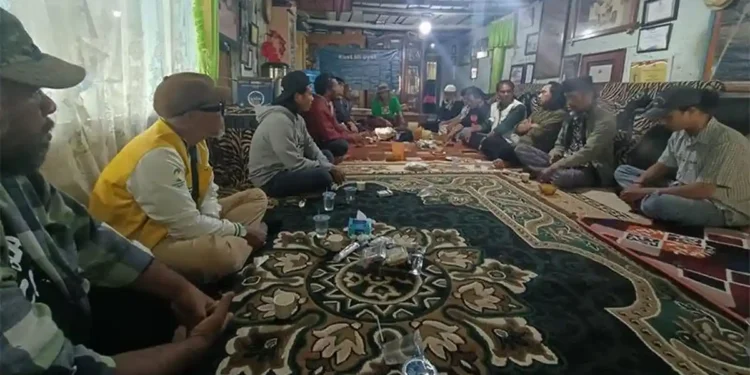 Kuet Mi Uyet: Ketika Seniman Gayo Duduk Melingkar dan Luka Dibacakan Pelan